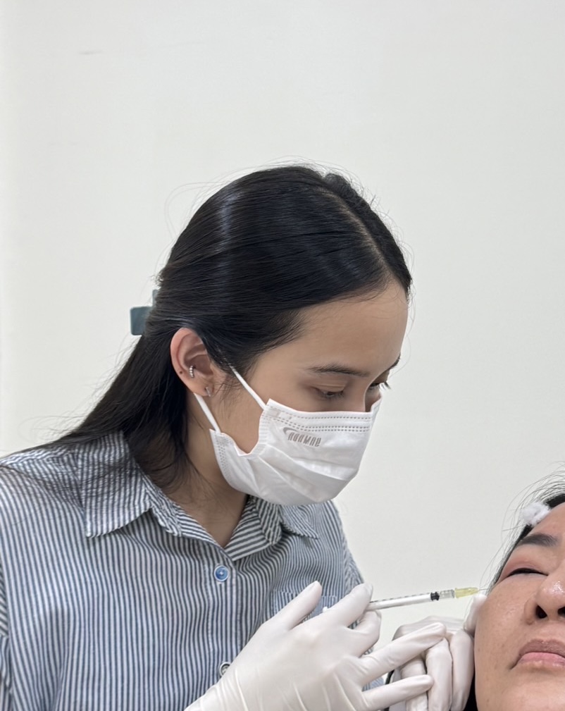Dr. Kenika Norrachetdecha performing aesthetic treatment